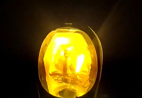 Guy Emile LOUFOUA CETIKOUABO apparait dans un Lampadaire